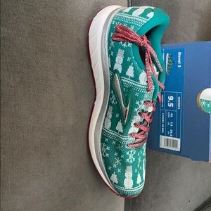 Brooks REVEL 3 - holiday brand new in box sneaker.